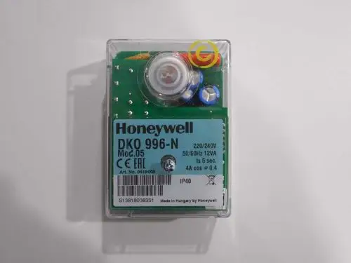 Steuergerät der Marke Honeywell in transparentem Gehäuse mit Anschlussdetails und technischen Spezifikationen auf dem Label, montiert für industrielle Anwendungen.